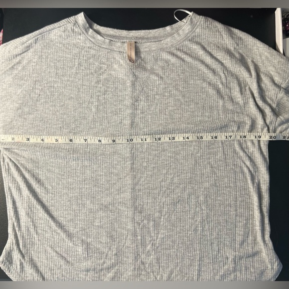 Live Love Dream Light Thermal Gray Long Sleeve Scoop Bottom Size XS - Picture 3 of 7